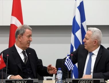 Συνάντηση ΥΕΘΑ Ε.Αποστολάκη με Τούρκο ΥΠΑΜ Χ.Ακάρ στην έδρα του ΝΑΤΟ
